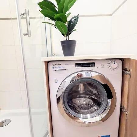 Cozy 2rm With 2xworkspace Apartament