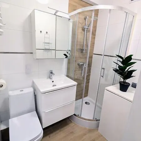 Cozy 2rm With 2xworkspace Apartament