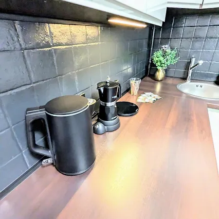 Cozy 2rm With 2xworkspace Apartament