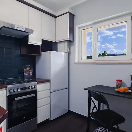 Cozy 2rm With 2xworkspace Apartament